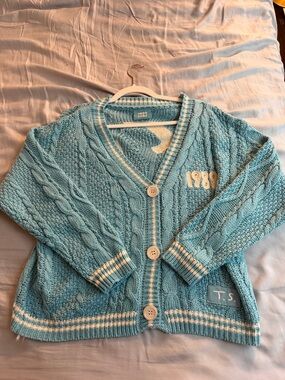 Taylor Swift 1989 Cable Knit V-Neck Cardigan - Light Blue with Cream Trim